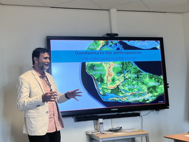 PI gives a talk to researchers at the Open University of Netherlands
